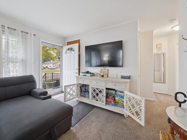 הסלון הנעים שלנו כולל טלוויזיה חכמה 65 אינץ', אוסף גדול של תקליטורי DVD, משחקי לוח כיפיים ומכונת קריוקי. הספה נפתחת גם למיטה בגודל מלא לאורחים נוספים.