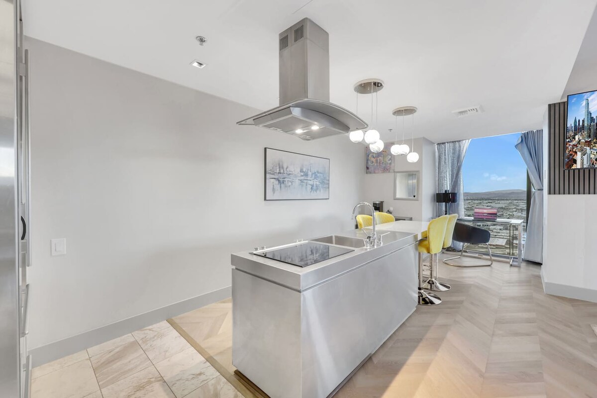 51 FLR 1BR Suite, Strip View, Pool table, Sleeps 6