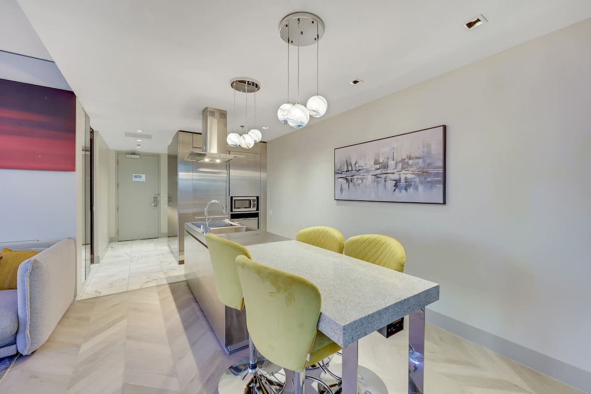51 FLR 1BR Suite, Strip View, Pool table, Sleeps 6