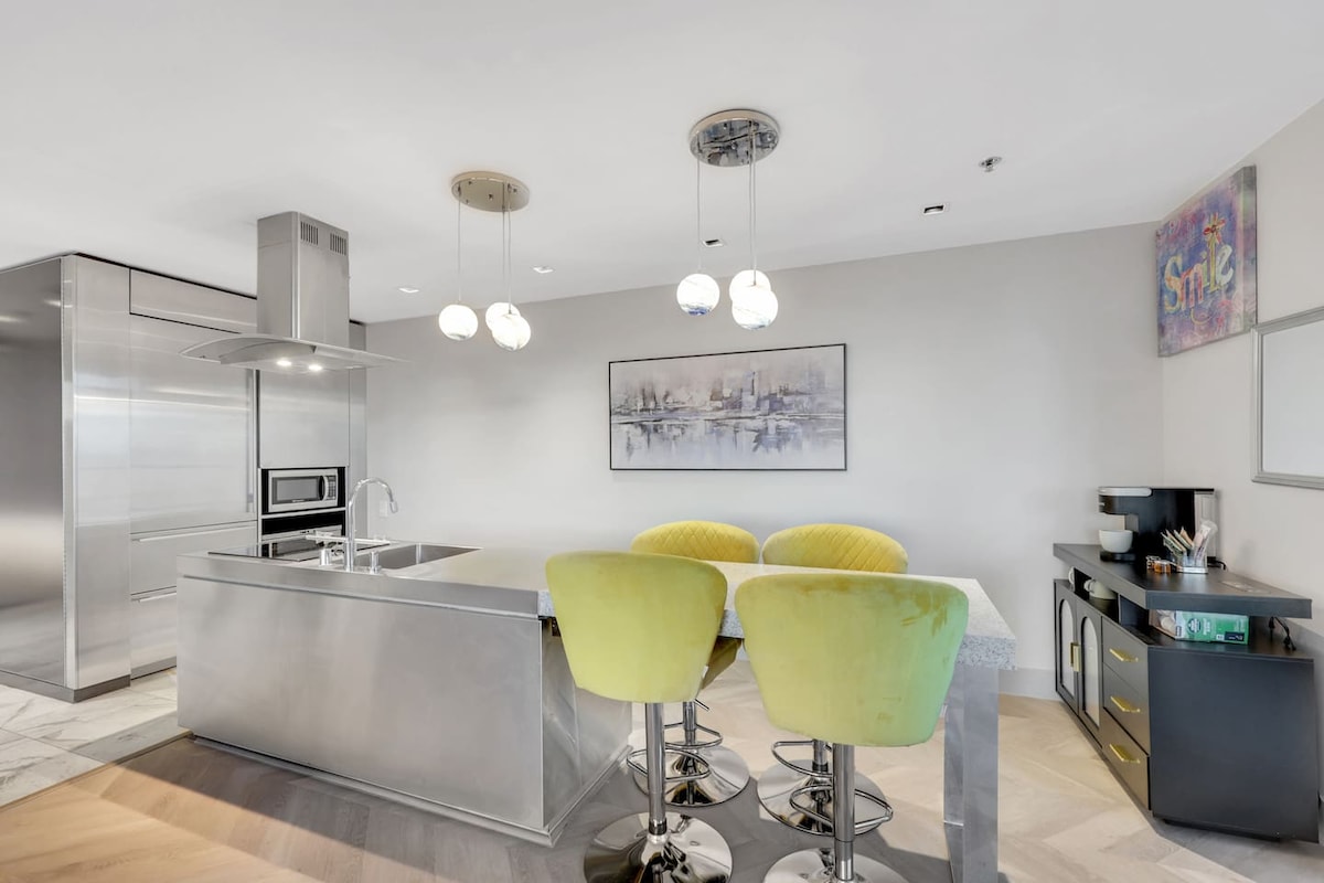 51 FLR 1BR Suite, Strip View, Pool table, Sleeps 6