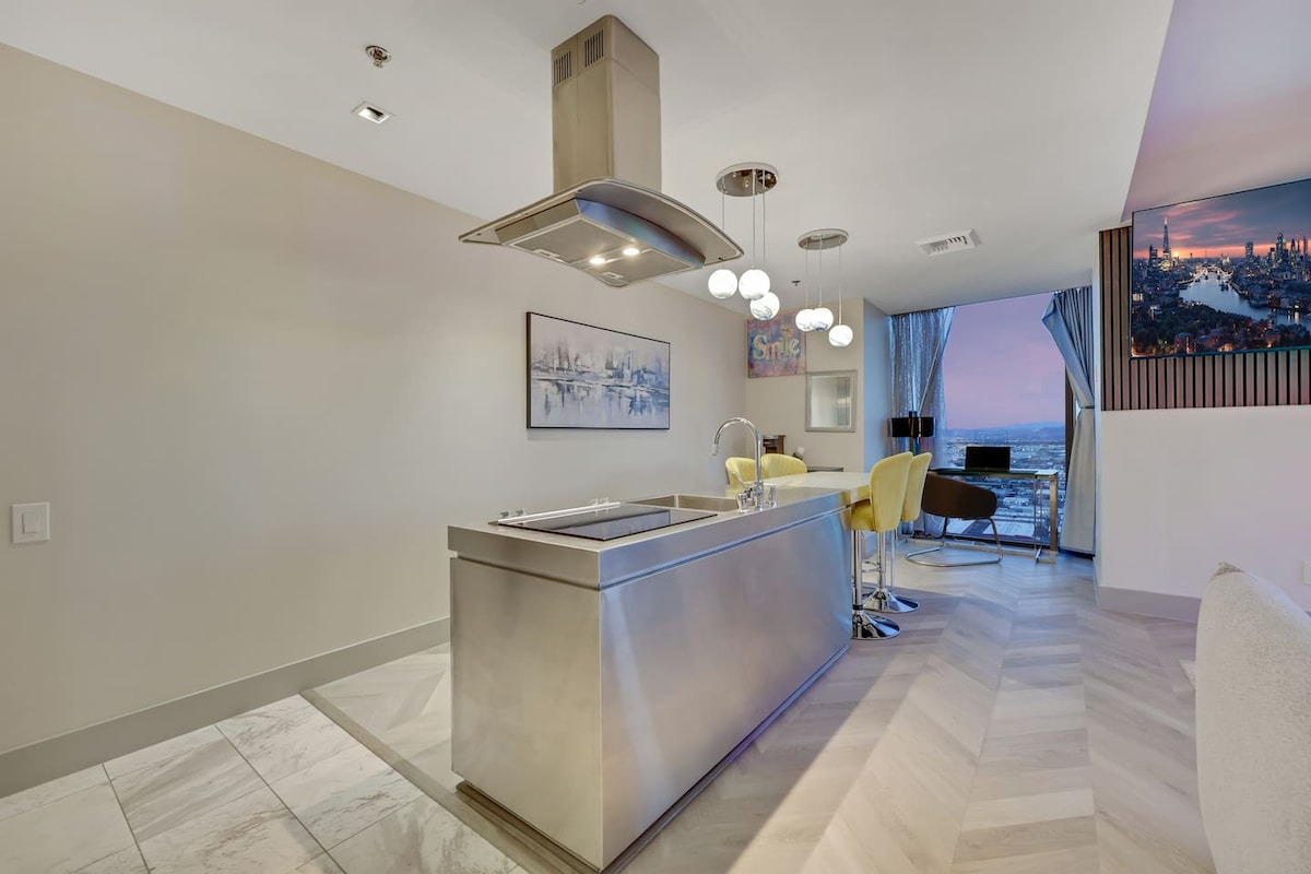 51 FLR 1BR Suite, Strip View, Pool table, Sleeps 6