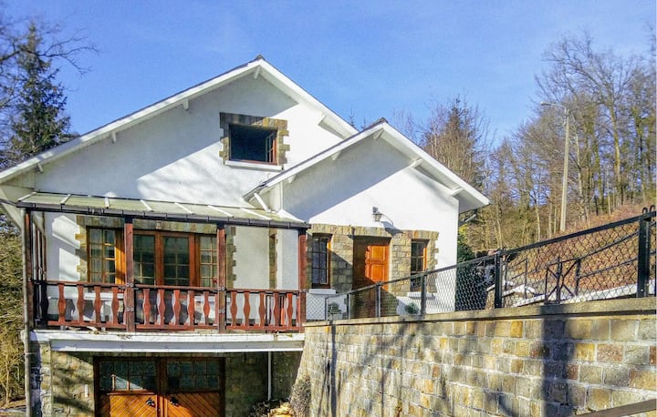 5 Bedroom Stunning Home In Rochehaut - Bouillon