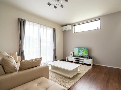 Entire building rental! 3 bedrooms! 2 toilets! Free parking for 2 cars! Projector available! 900 m t