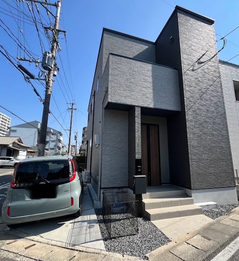 Entire building rental! 3 bedrooms! 2 toilets! Free parking for 2 cars! Projector available! 900 m t