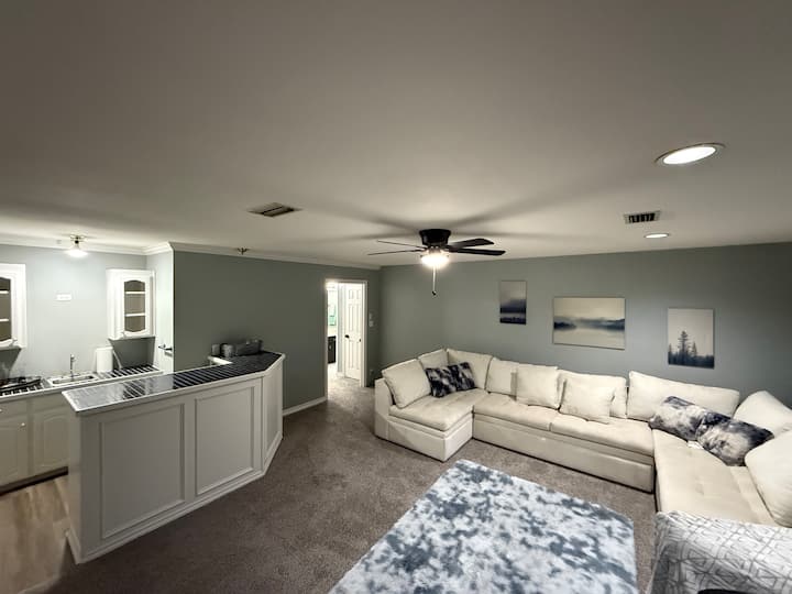 Esta habitación tiene una puerta privada, por lo que se puede utilizar como dormitorio o sala de juegos. Incluye un bar y una mininevera.