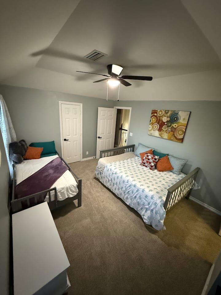 Ubicado arriba, justo al final del pasillo principal. Tiene una cama tamaño queen y una cama doble. Ventilador, televisión inteligente, libros para niños, caja de juguetes para los niños pequeños, manta y almohadas adicionales y un gran armario. 
Se conecta a un baño compartido.