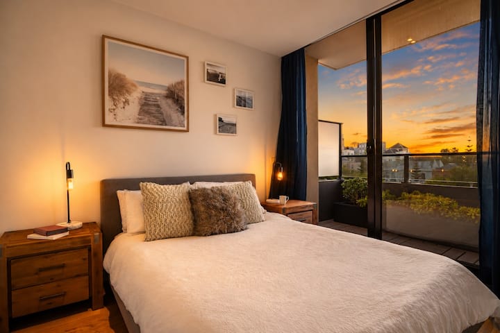 Relájate en un espacio luminoso y sereno con hermosas vistas desde tu cama.