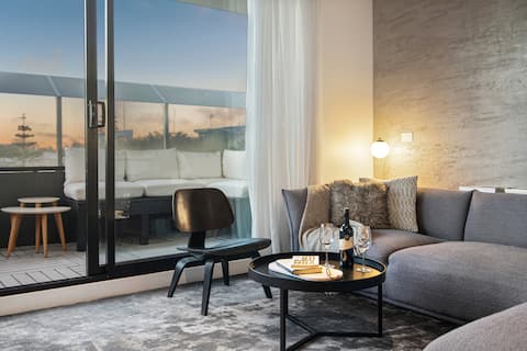 Beachside Gem: Gorgeous Views & Cafés Steps Away!
