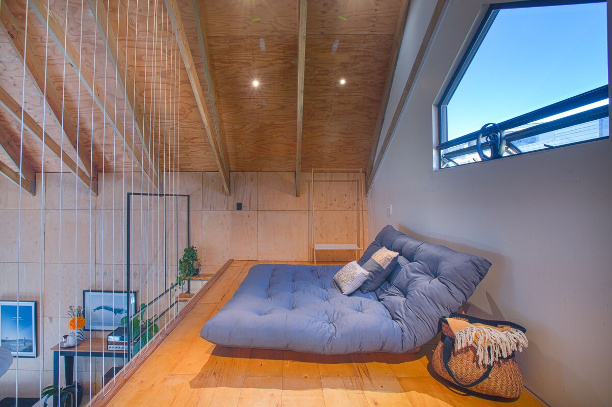 Ლოფტი დიდი ზომის ფუტონით.