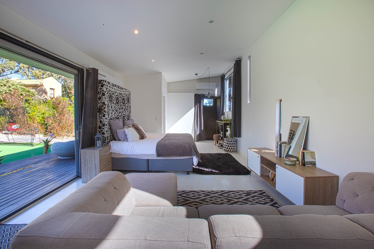 Ცალკე სტუდია ხელმისაწვდომი იქნება უფრო დიდი ჯგუფებისთვის. Მასში არის დიდი საწოლი, ორი ერთადგილიანი საწოლი, შეზლონგი, ასევე, ღია სააბაზანო საშხაპითა და უნიტაზით.