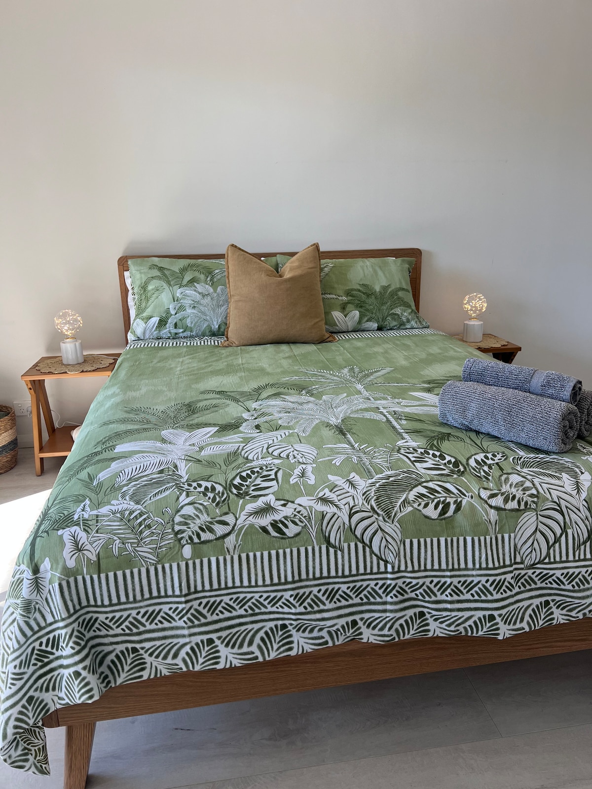 מוארת ומאווררת עם חצי סוויטה. 
מיזוג אוויר ותריסים חסומים. 
מיטת קווין עם מיטות ומנורות. 
חלוק גדול עם קולבים, שטיח נוסף. 