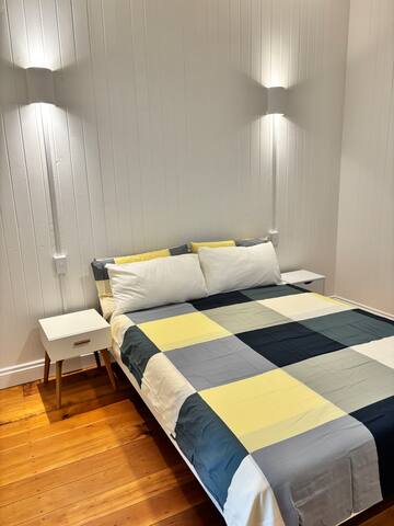 1920’s renovated cottage in West End gallery image 4