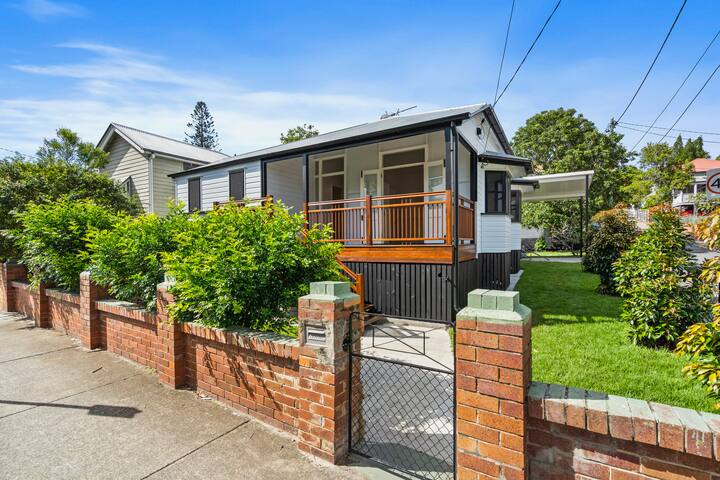 1920’s renovated cottage in West End gallery image 2