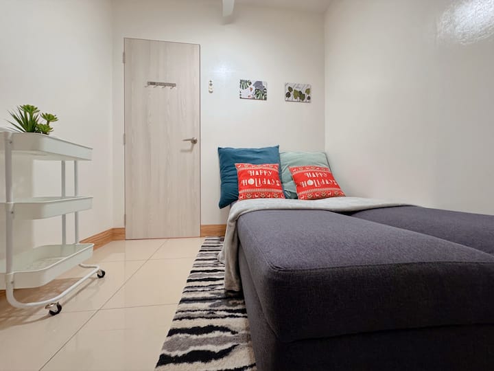 1 divan-lit.
Cette chambre est en bas, peut accueillir 1 personne et dispose d'un ventilateur de plafond (pas de climatisation).