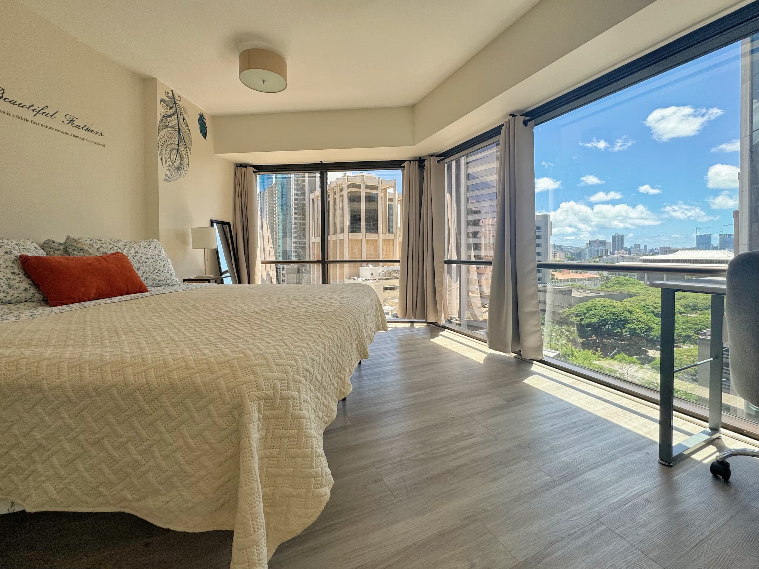 1BR Downtown Spacious w/Parking - Image 1