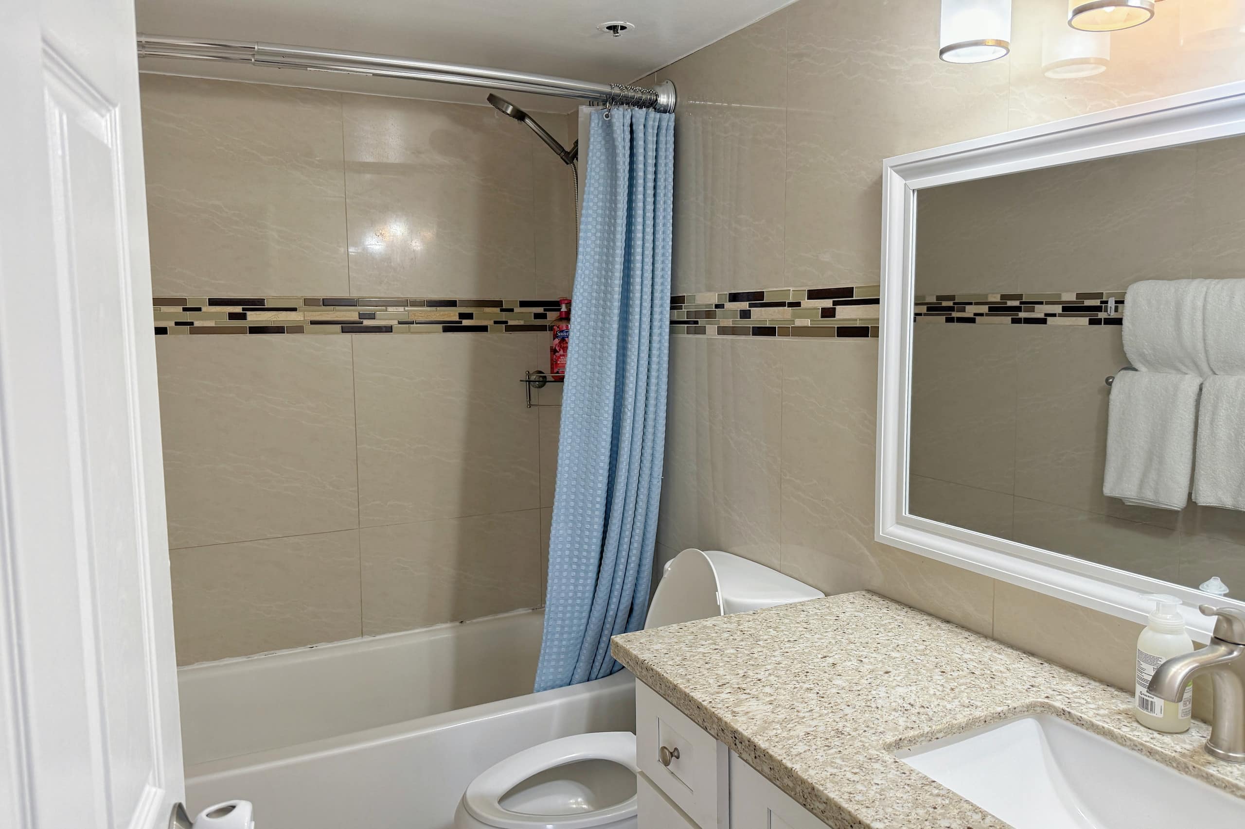 1BR Downtown Spacious w/Parking - Image 12