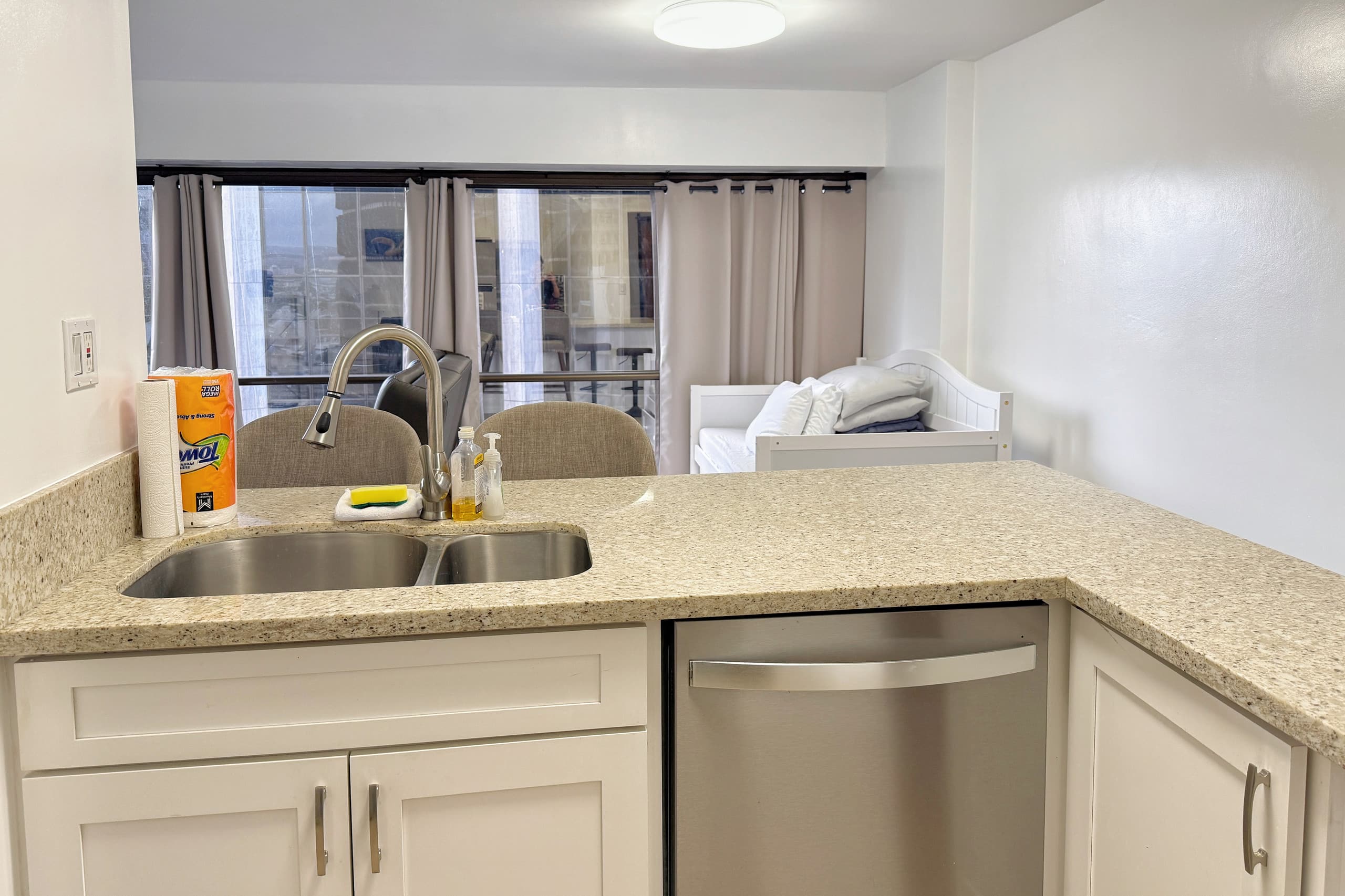 1BR Downtown Spacious w/Parking - Image 10
