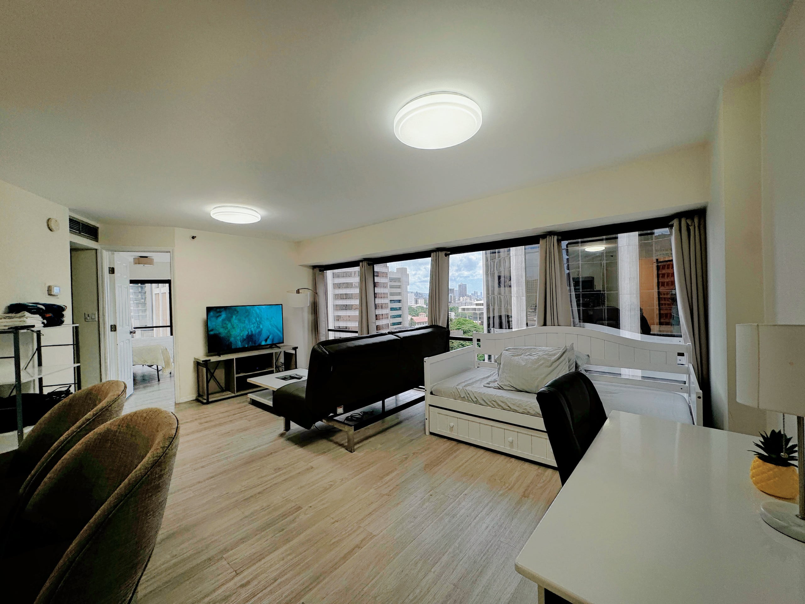 1BR Downtown Spacious w/Parking - Image 5