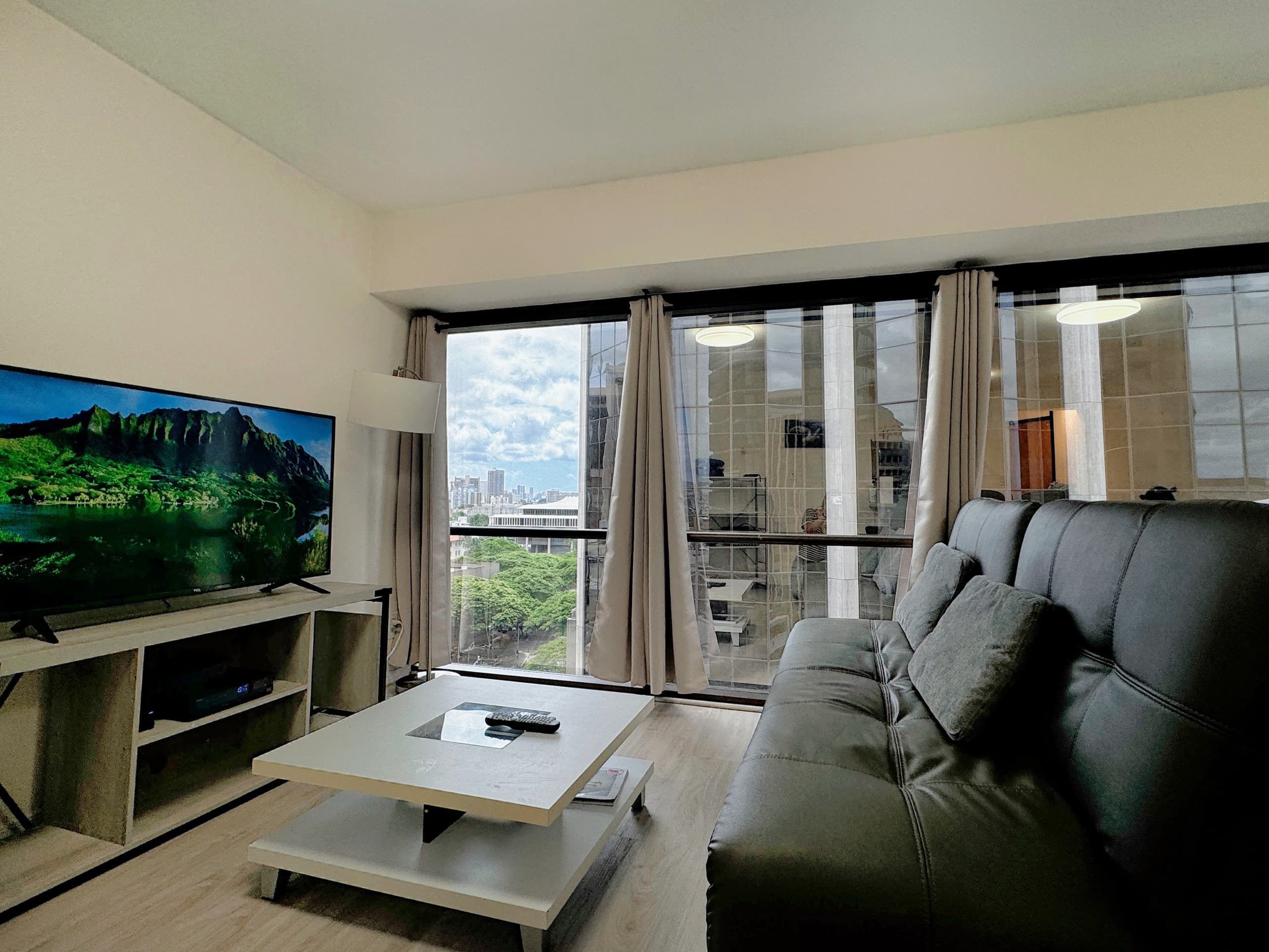 1BR Downtown Spacious w/Parking - Image 3