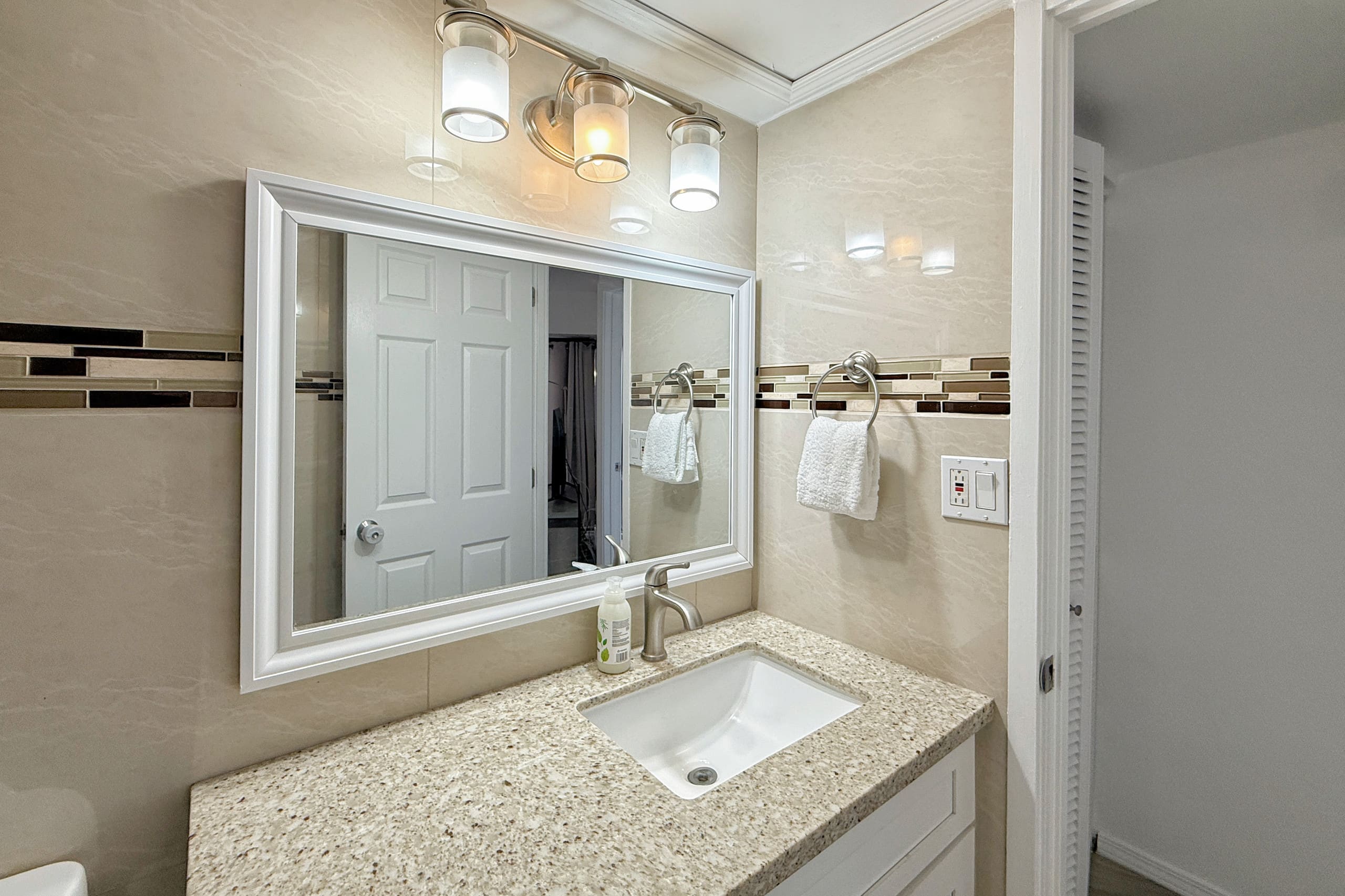 1BR Downtown Spacious w/Parking - Image 13