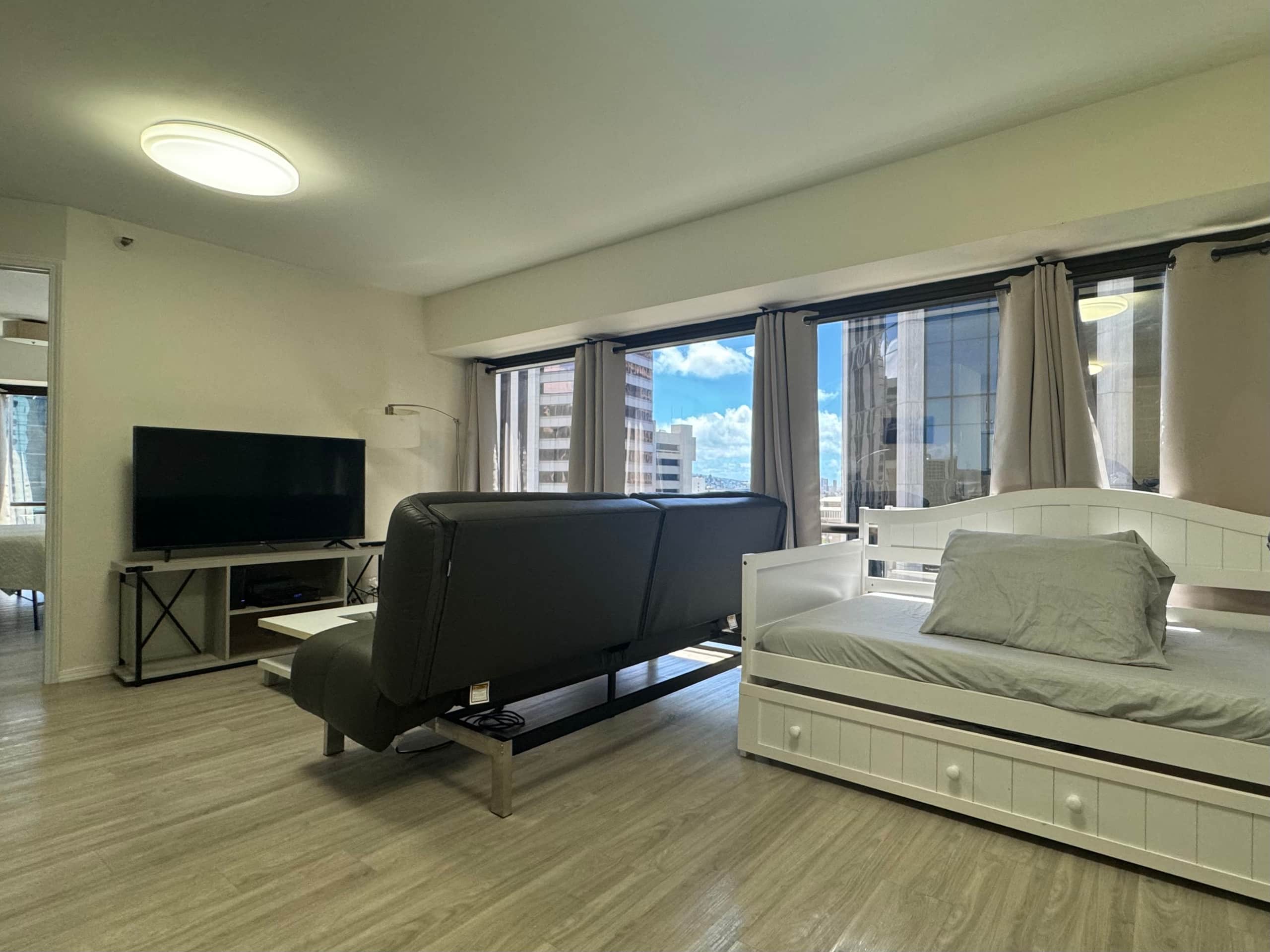 1BR Downtown Spacious w/Parking - Image 4