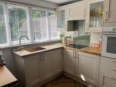 Popular Airbnb listing: ‘The Retreat’ at Kingswood in Reigate And Banstead