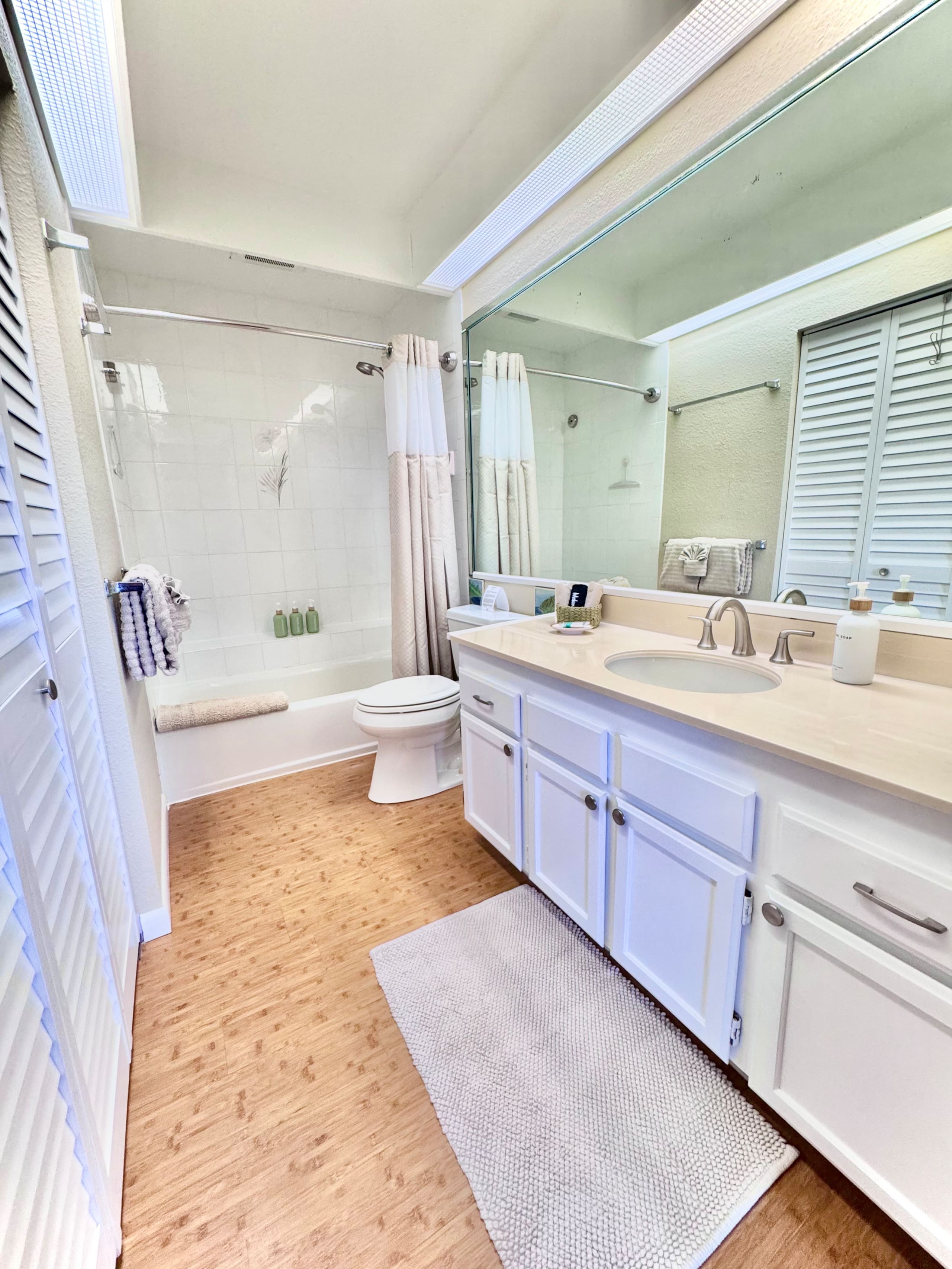 Bright Top-Floor Prime Location AC & Pool! - Image 22