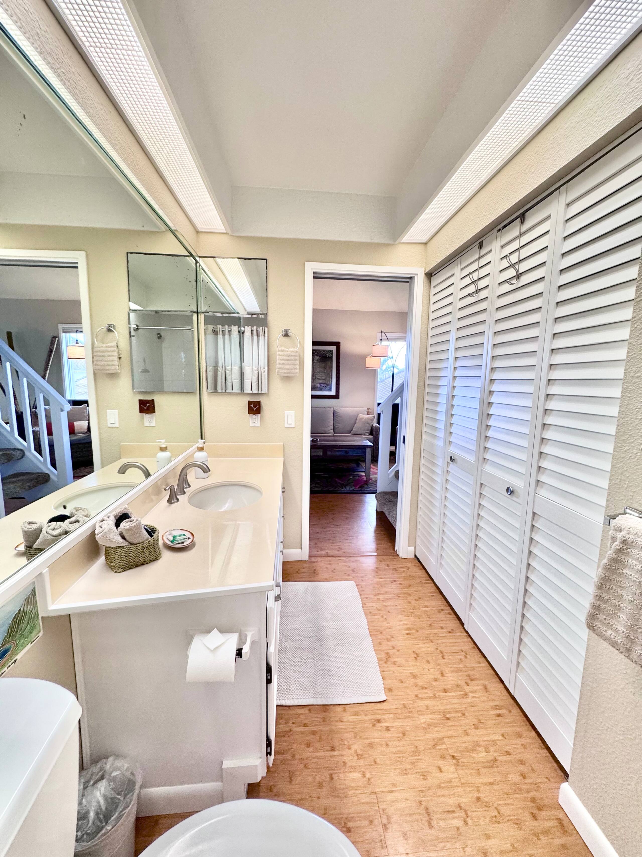 Bright Top-Floor Prime Location AC & Pool! - Image 23