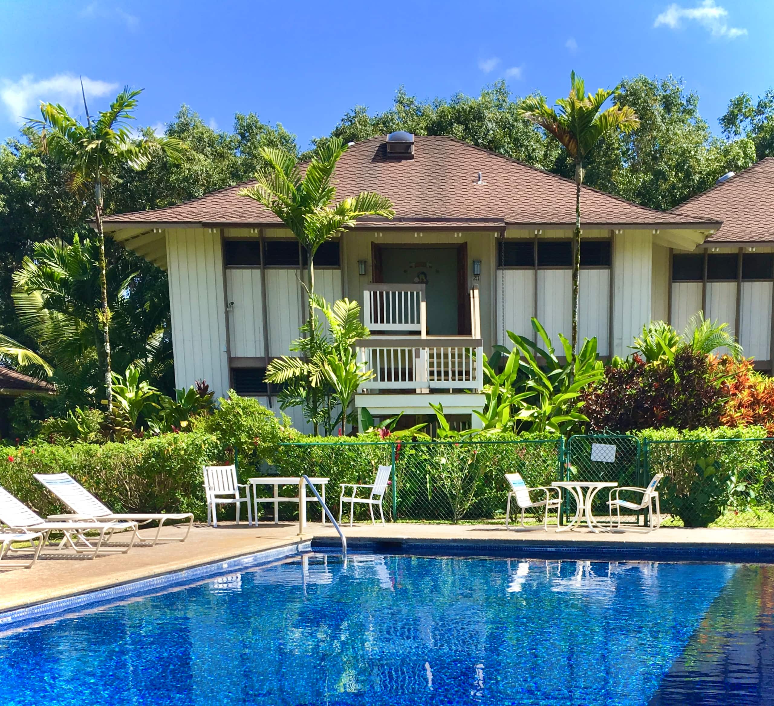 Bright Top-Floor Prime Location AC & Pool! - Image 35