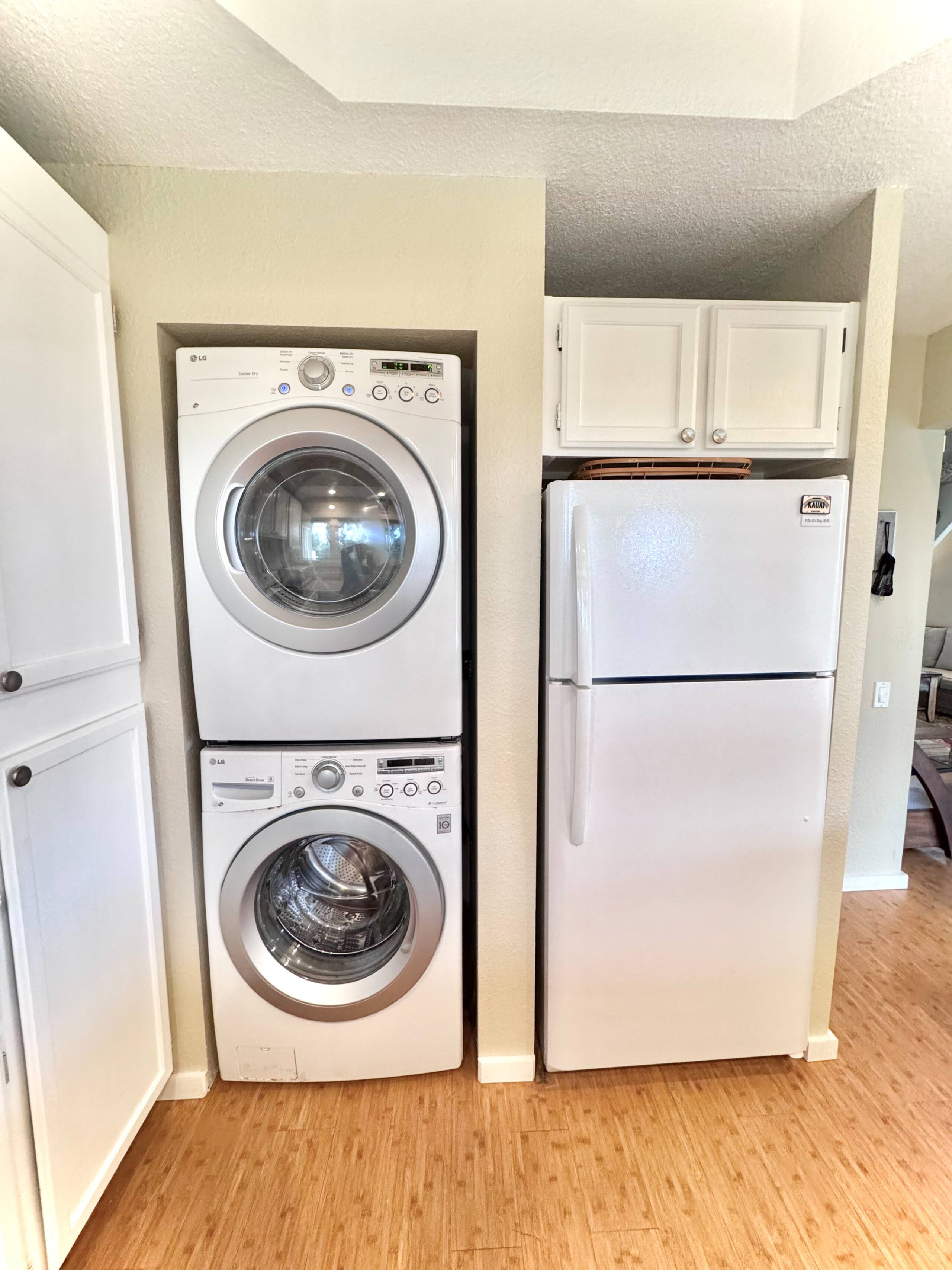 Bright Top-Floor Prime Location AC & Pool! - Image 11