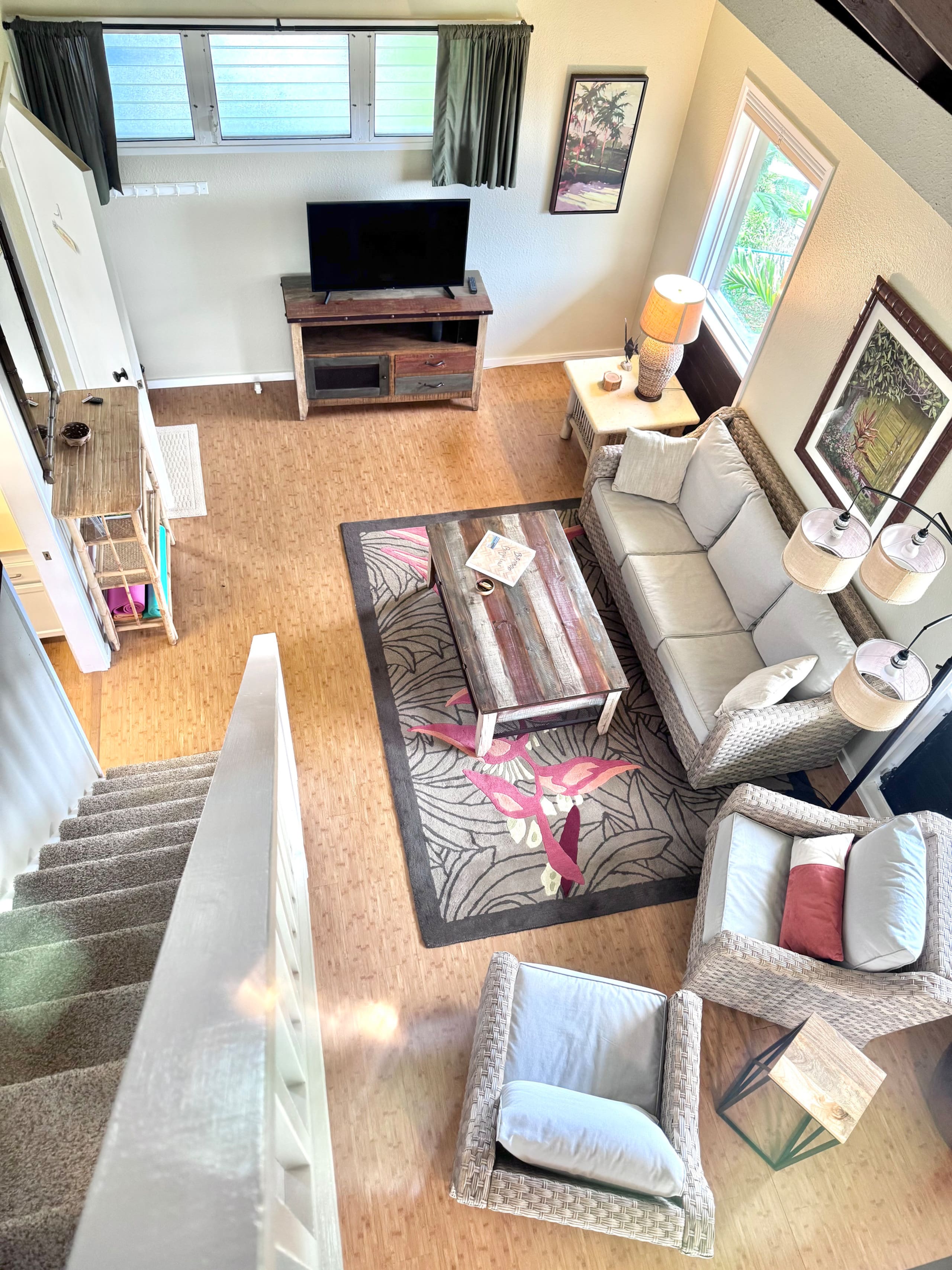 Bright Top-Floor Prime Location AC & Pool! - Image 4
