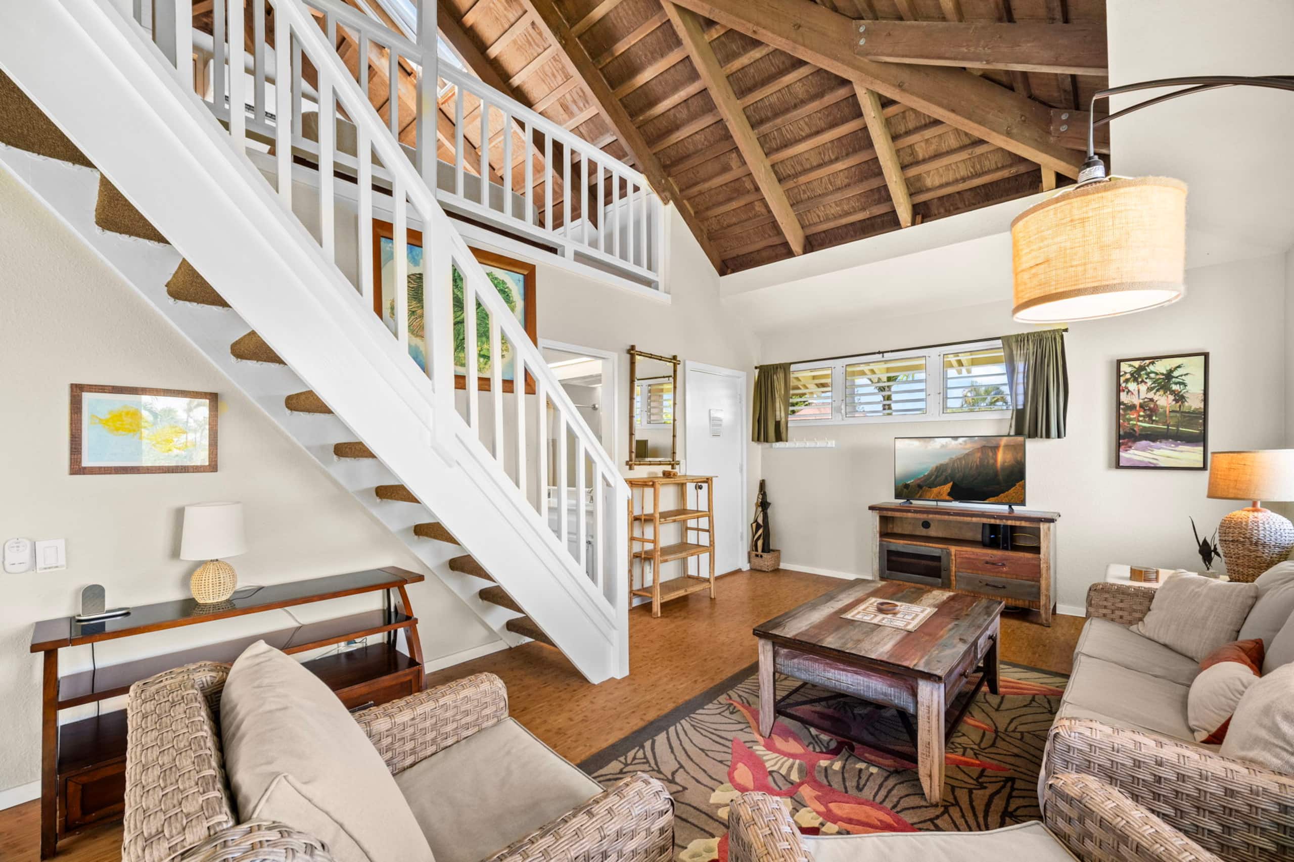 Bright Top-Floor Prime Location AC & Pool! - Image 5