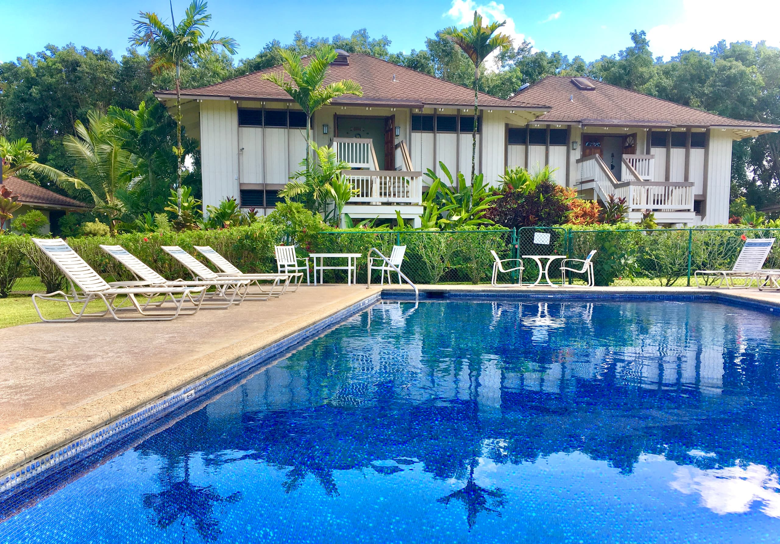 Bright Top-Floor Prime Location AC & Pool! - Image 36