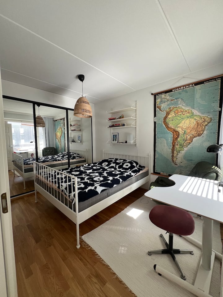 Kitanda chenye starehe na pana cha watu wawili katika chumba cha kulala. Chumba cha kulala katika ua wenye utulivu na utulivu.