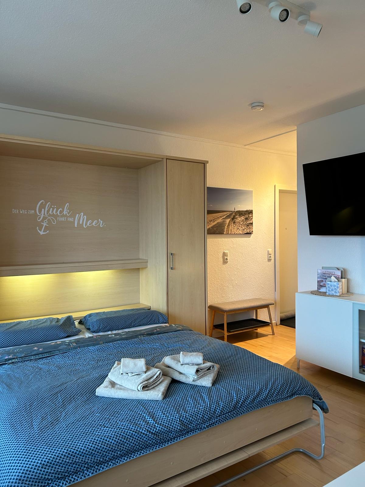 有： 
四条羽绒被（每条135x200厘米）
四个枕头（80x40厘米）
壁橱床：两张床垫（80x200厘米）
沙发床：140x200厘米 

必须携带被套、床单和毛巾！