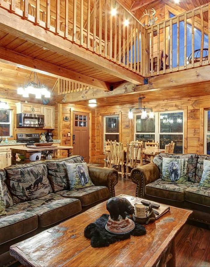 	•	Просторно и гостопримливо со каучи и фотелји на тема диви животни
	•	рустикална масичка за кафе со шармантен декор со мечка
	•	отворете ги линиите на видот до поткровјето и трпезариите
	•	удобно осветлување во текот на целиот период, вклучувајќи и топол лустер над главата