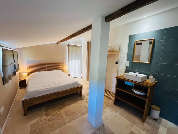 جناح في الكوخ المجاور لحمام السباحة 