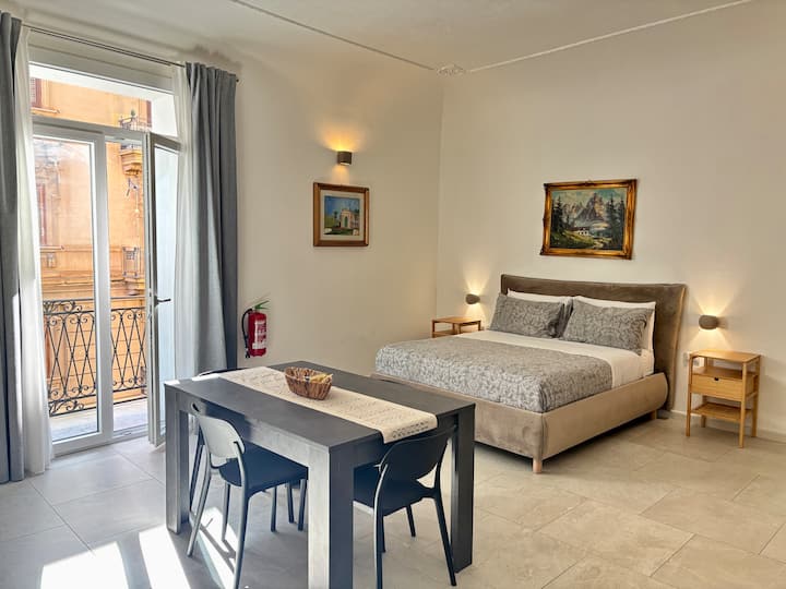 Historic Palazzo Flat: Balcony & Vaulted Ceiling - Palermo