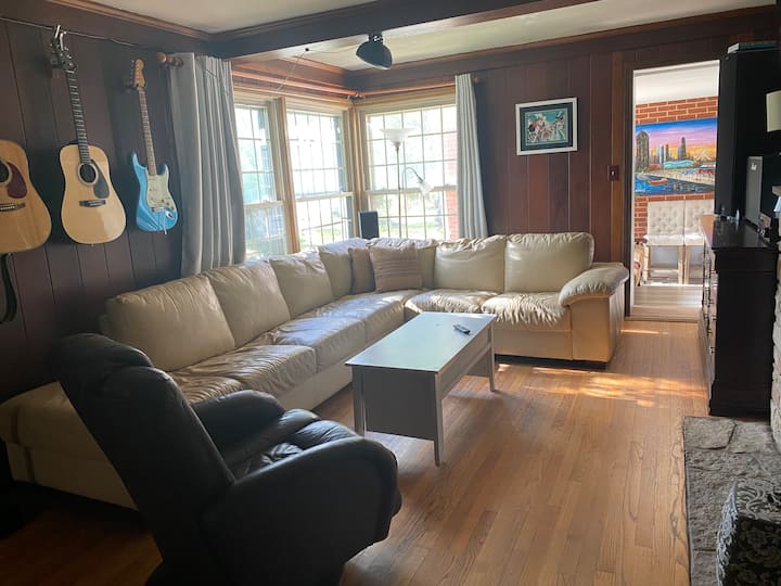 Charming Home In The Suburbs - Elk Grove Village, IL