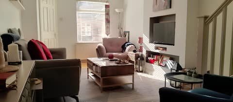 Successful Airbnb property: 2BR Cottage /w King Bed & Free Parking, Fast Wifi in South East Inner City