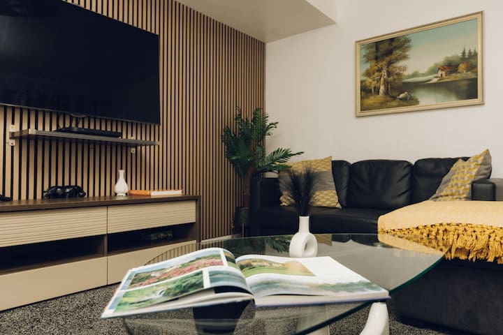 Hot Tub & Pool Table Garden Stay