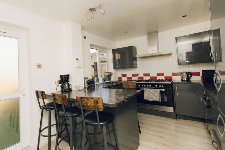 Hot Tub & Pool Table Garden Stay gallery image 4