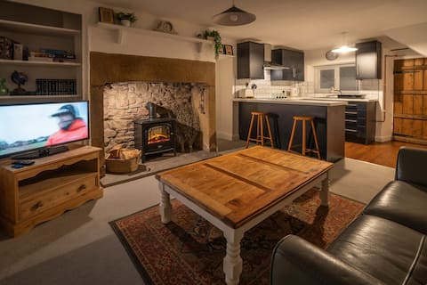 Successful Airbnb property: 18th century cosy cottage with Lune Valley views in Lancaster