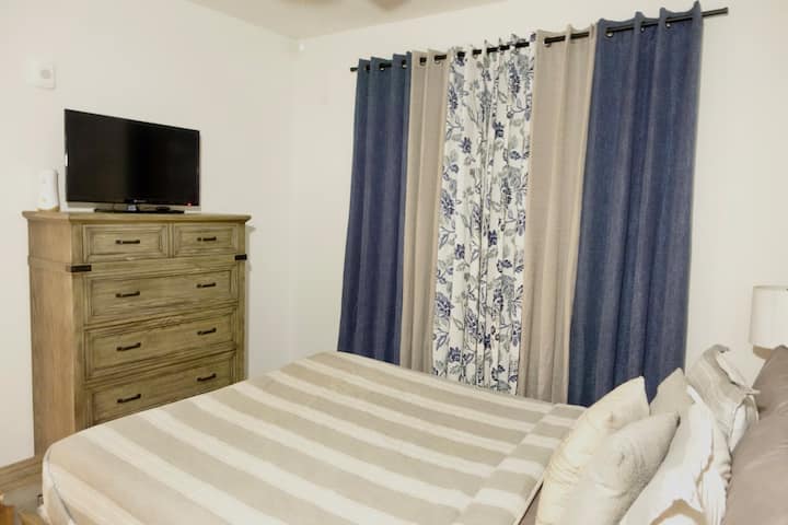 تم تصميم جناحك الرئيسي لتوفير أقصى درجات الراحة، وهو سرير فاخر مع أسرّة ممتازة للنوم المريح مع مقابس مدمجة لشحن أجهزتك. إضاءة محيطة ناعمة وستائر تعتيم لجو هادئ ومساحة تخزين كبيرة.