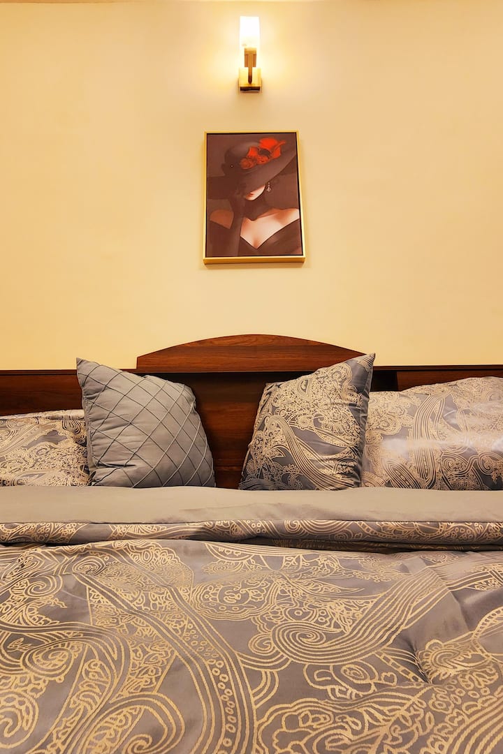 La cama sugiere comodidad y romance.