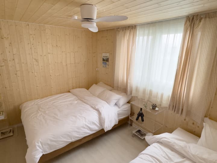 Cama tamaño queen en el dormitorio 1