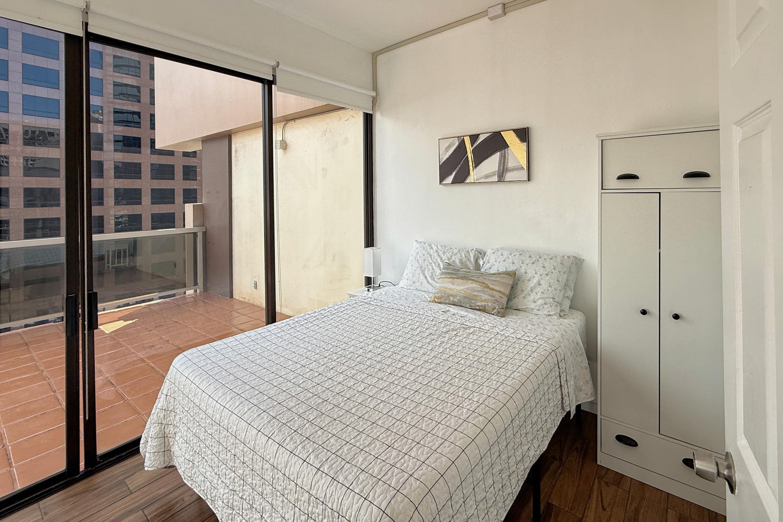 2BR Super Patio W/Free Parking - Image 11