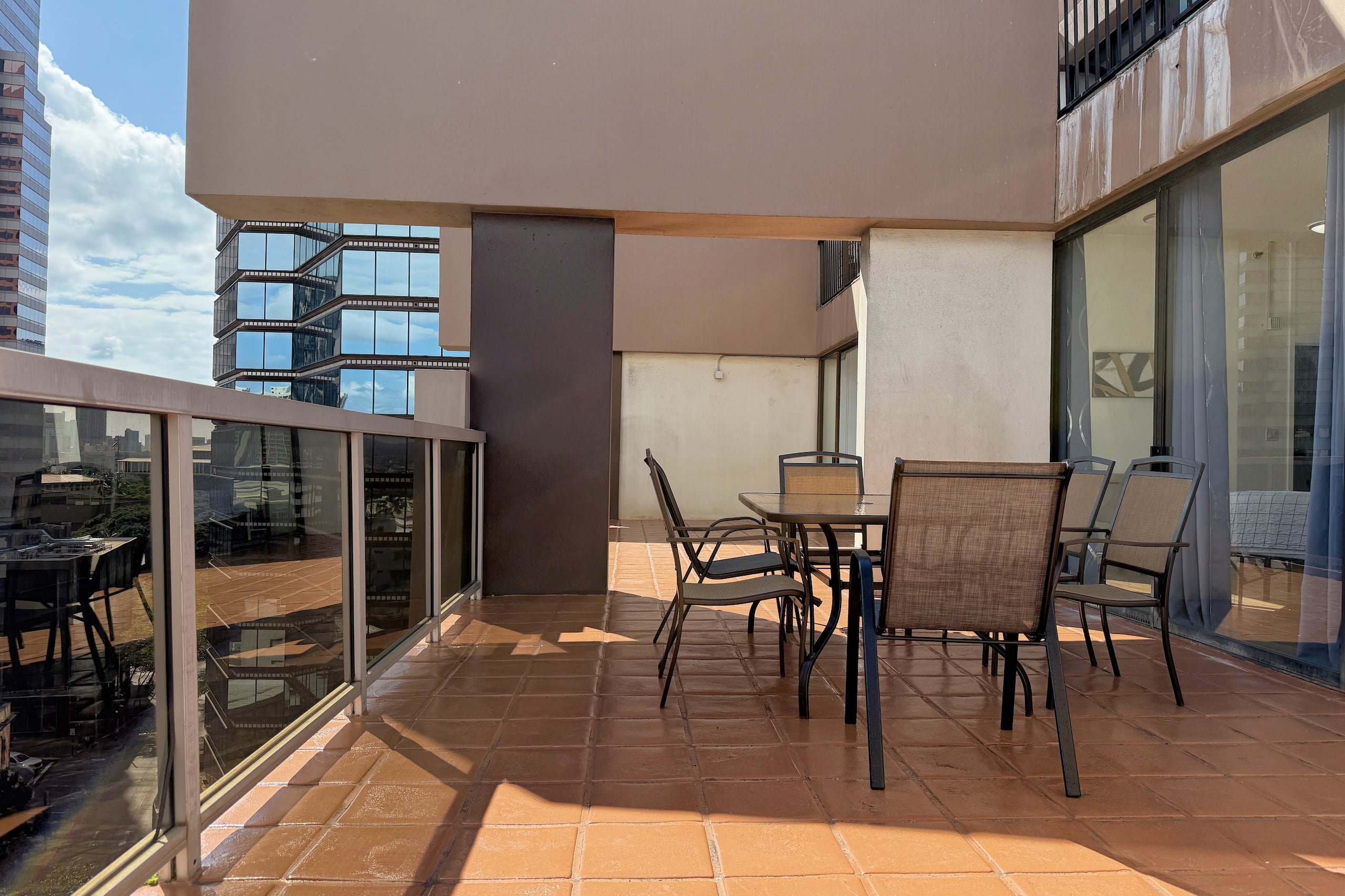 2BR Super Patio W/Free Parking - Image 14