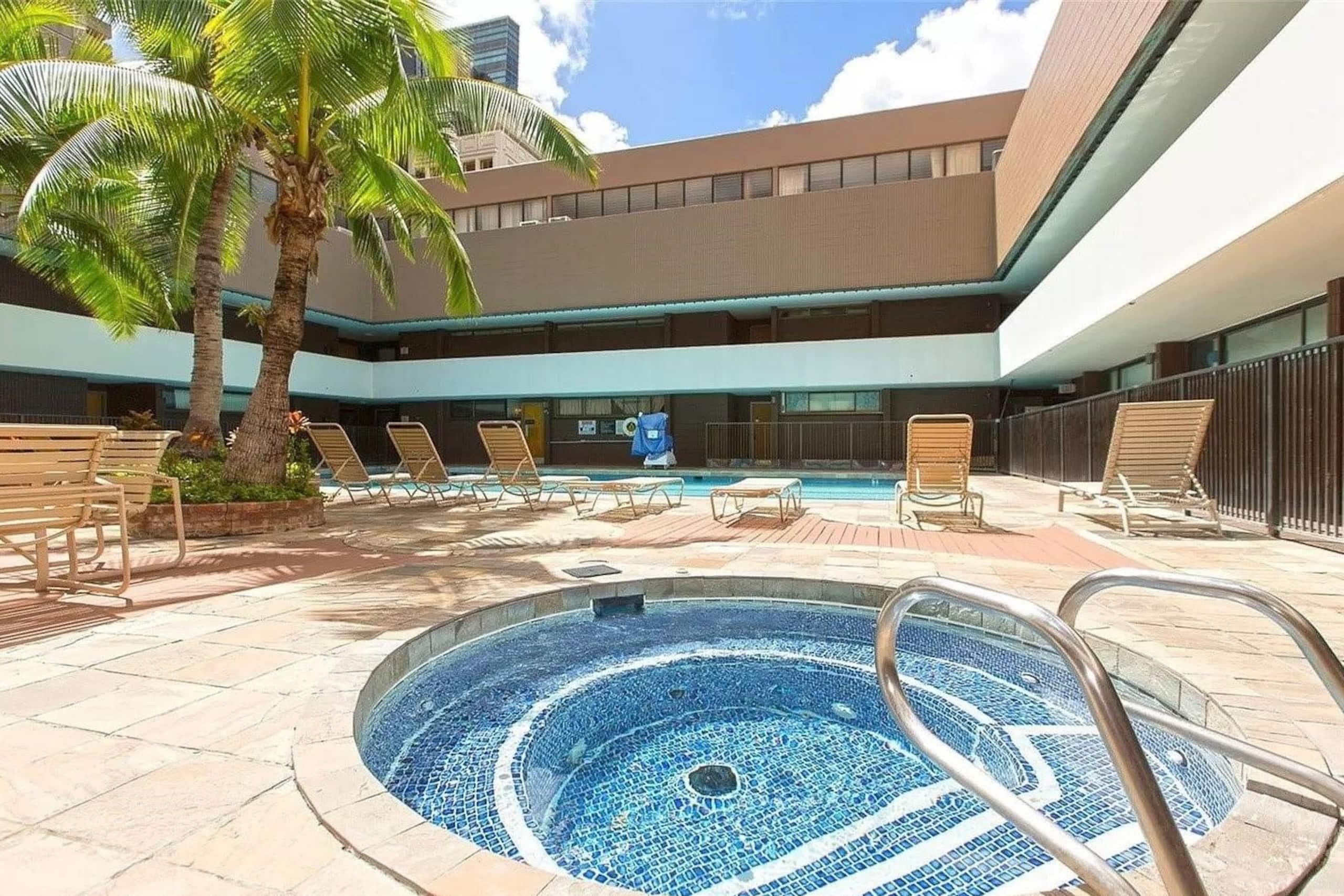 2BR Super Patio W/Free Parking - Image 20
