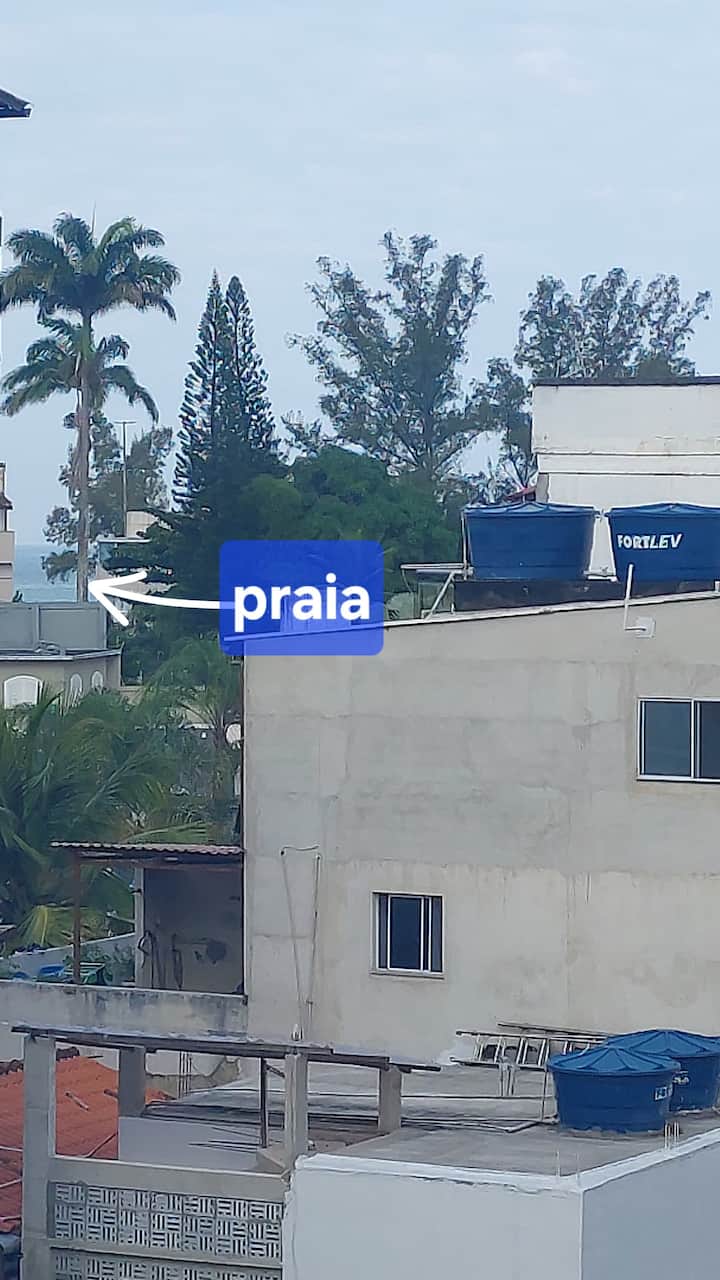 От прозореца на всекидневната се вижда морето.